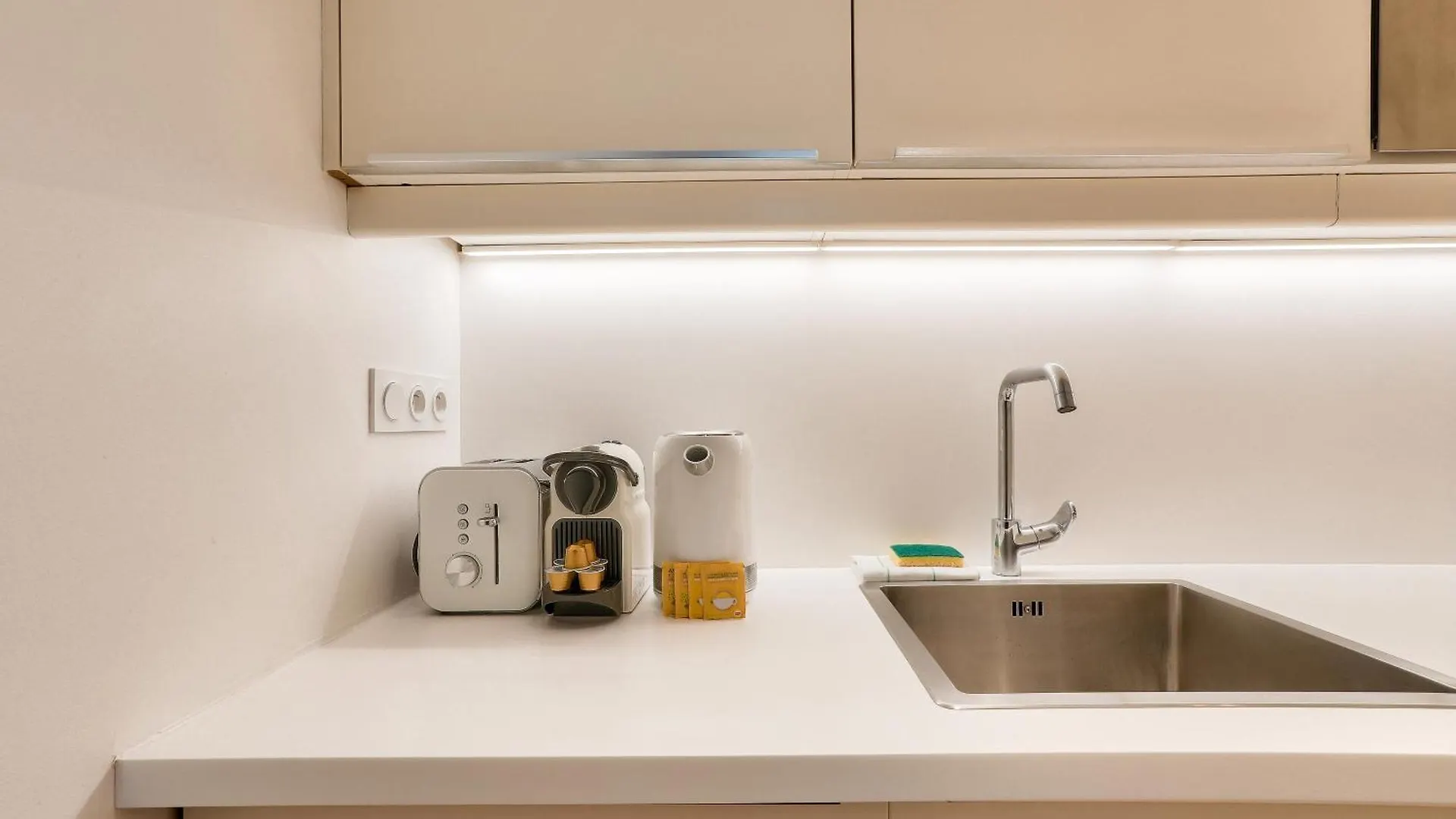 Bright Apartment In The 10Arr. - 4 People Paris 0*,  France